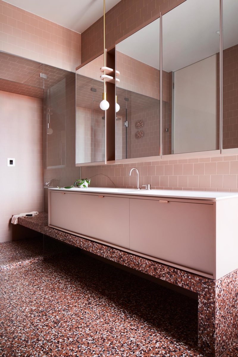 Bathroom design with red Terrazzo tiles from Signorino and pink wall tiles